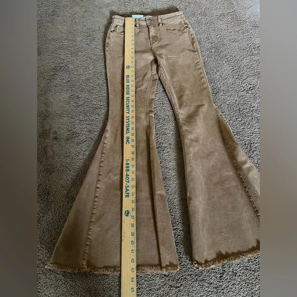 NWT Shyanne’s Woman’s Brown High Rise Flare Jeans Size W29 X L34 - Picture 7 of 10